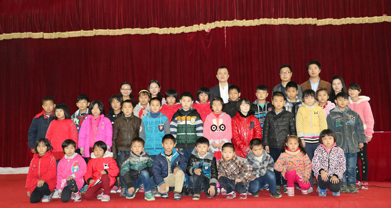 人人安康公益助學(xué)攜手李銳、應(yīng)采兒赴湘西龍山茅坪小學(xué)，與孩子一起歡度「六一」.jpg